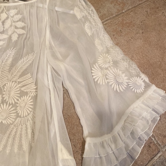 Anthropologie women’s white flowy top with floral details size medium - Picture 2 of 6